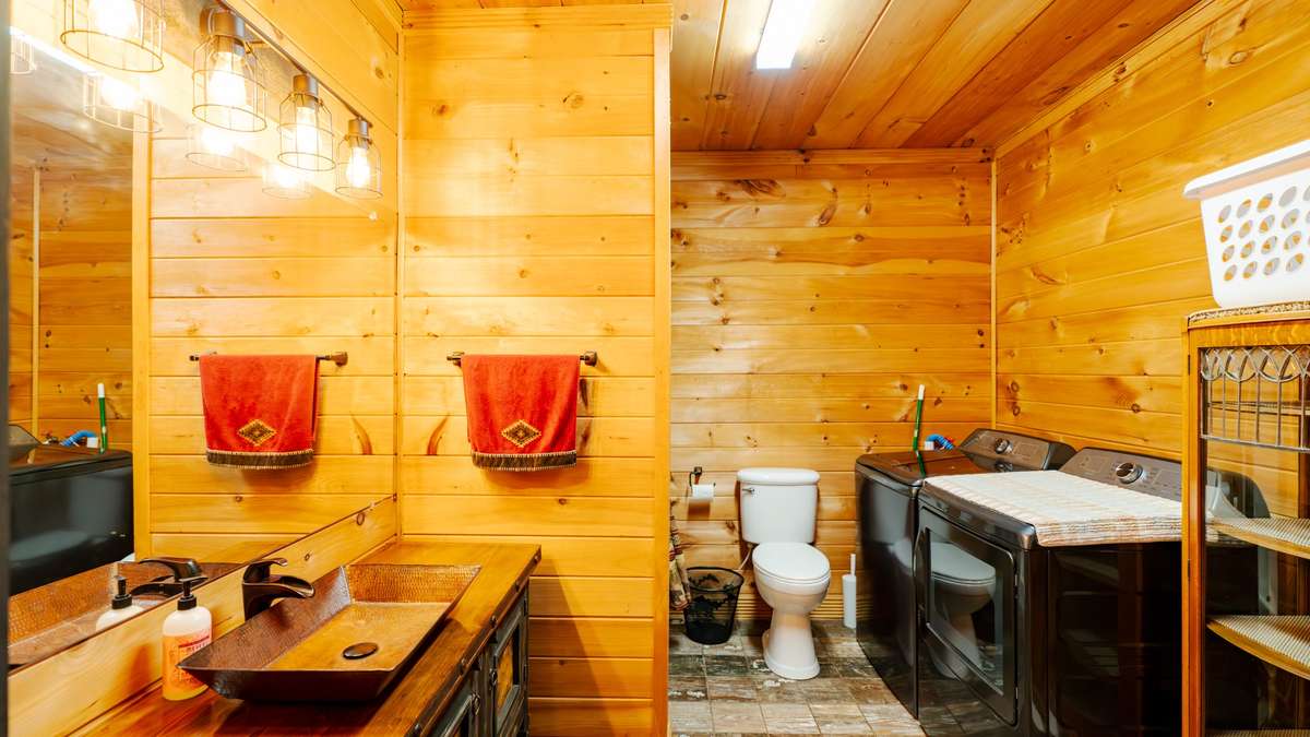 Full Bath/Laundry Room