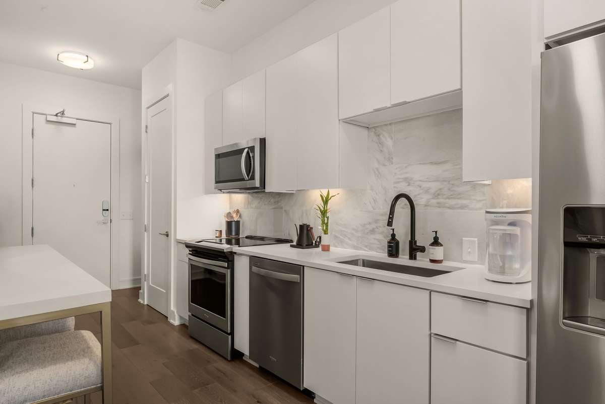 Beautiful kitchen - all appliances and washer/dryer. remain