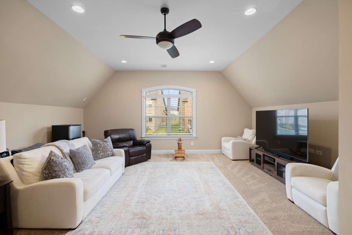 Huge bonus room.
