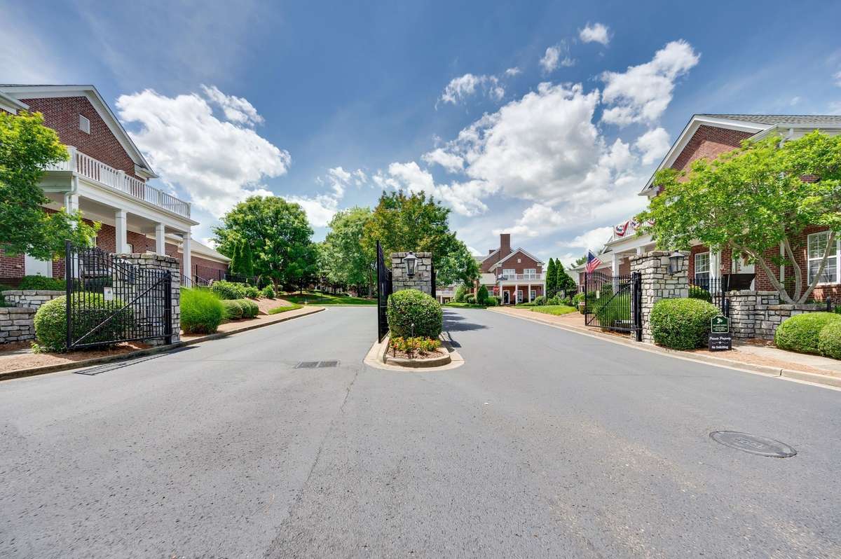 Gated community walking distance to popular nearby destinations
