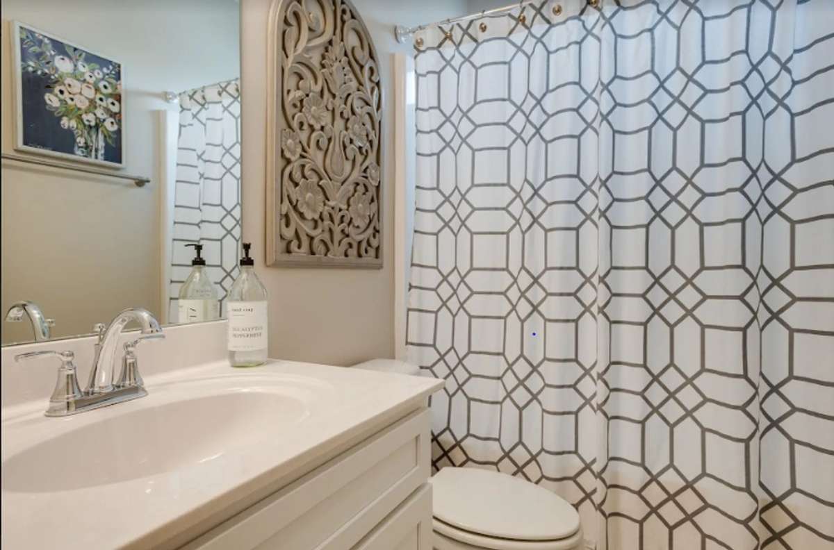 Stock Photo: Secondary Full Bathroom