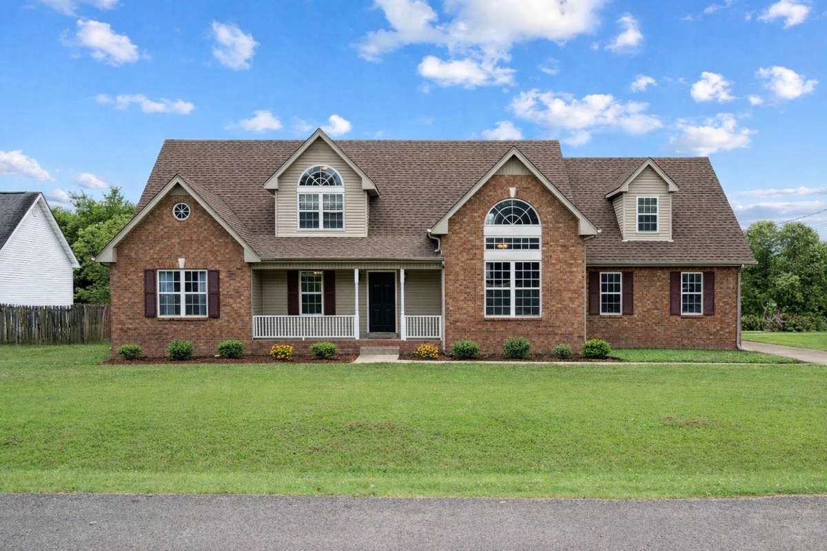 Beautiful 4 bedroom, 3 and a half bathroom in Murfreesboro Tennessee with over half an acre of land and no HOA, a two car garage and updated kitchen.