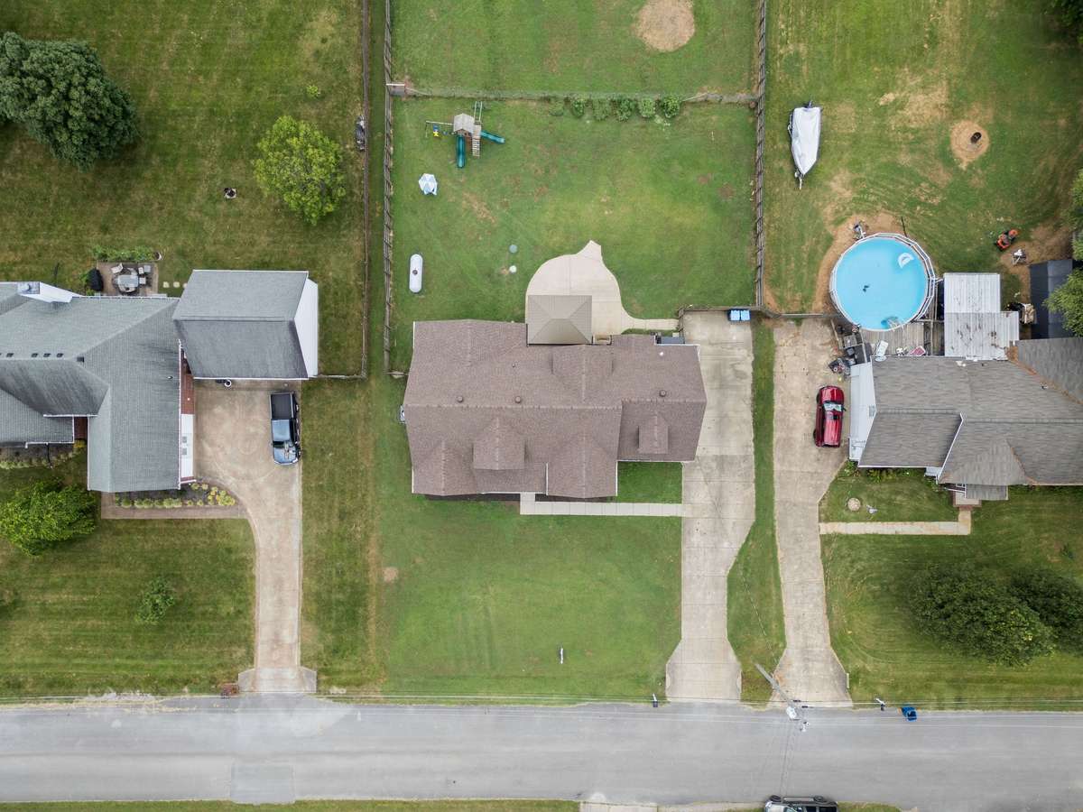 Beautiful 4 bedroom, 3 and a half bathroom in Murfreesboro Tennessee with over half an acre of land and no HOA, a two car garage and updated kitchen.