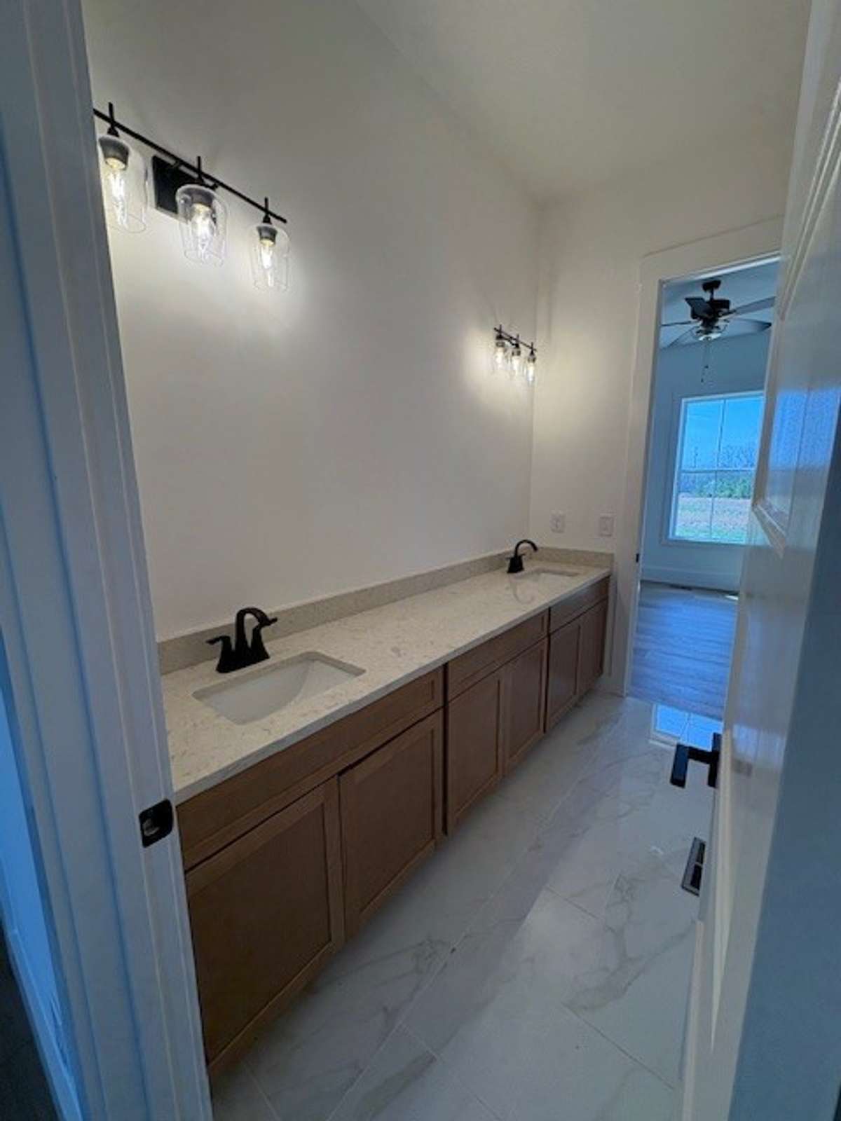 Jack and Jill bath between the 2 secondary bedrooms...Plentry of space so the kids do not have to fight over sink etc