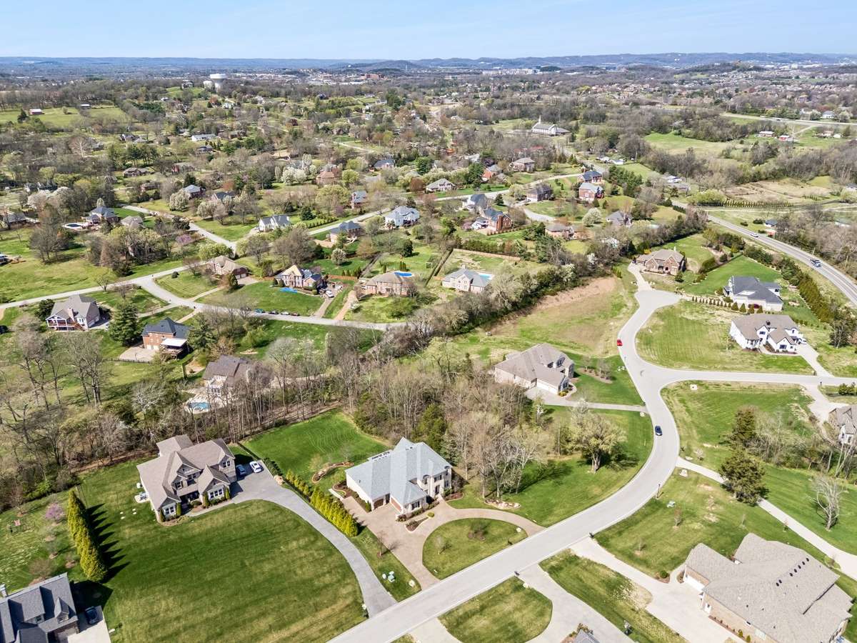 The home is located a short drive to all the conveniences of Franklin and has easy access to I-65.