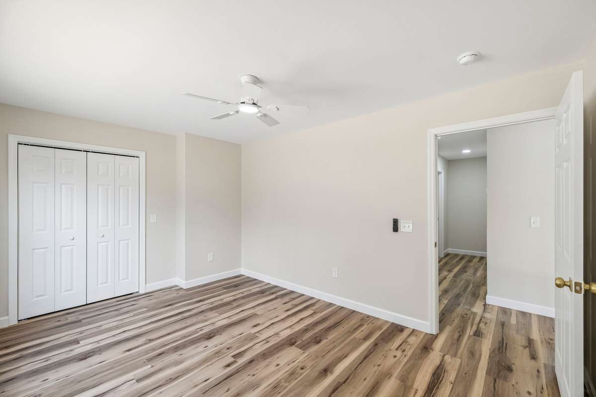 Guest room/ Bed 2 with lighted closet