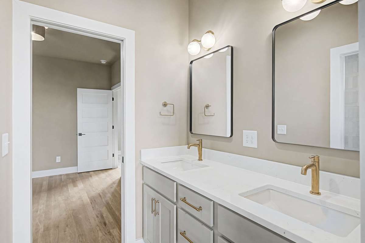 Secondary Full Bathroom with double vanities