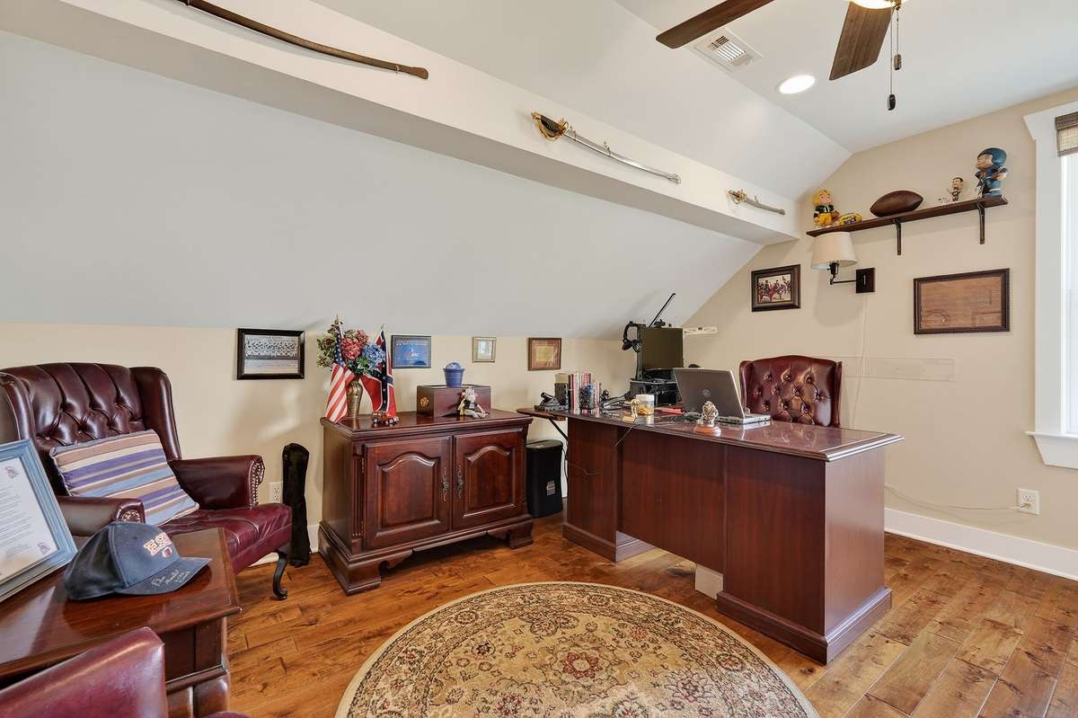 Office can be an office or additional bedroom