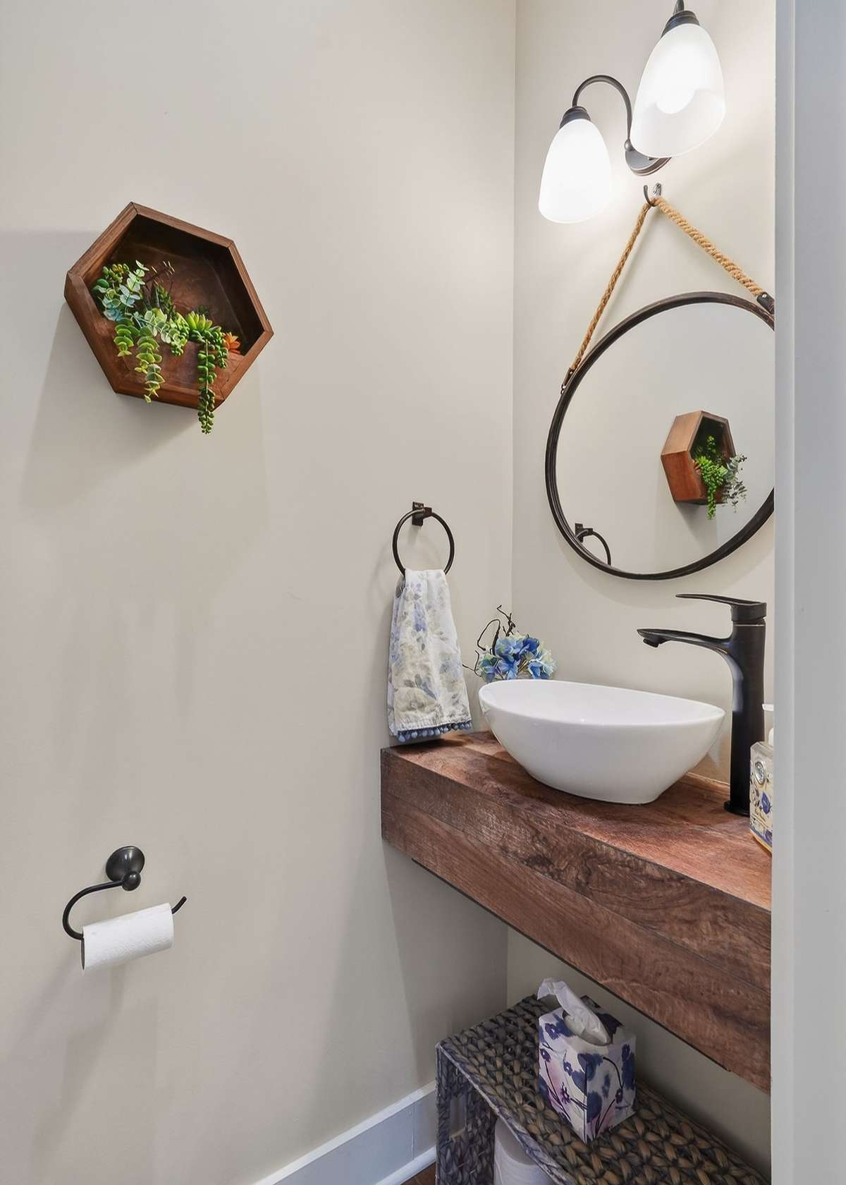 1/2 bath beside utility room