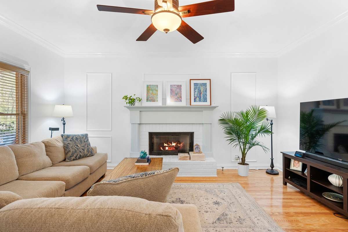 Living room/fireplace have been freshly painted.