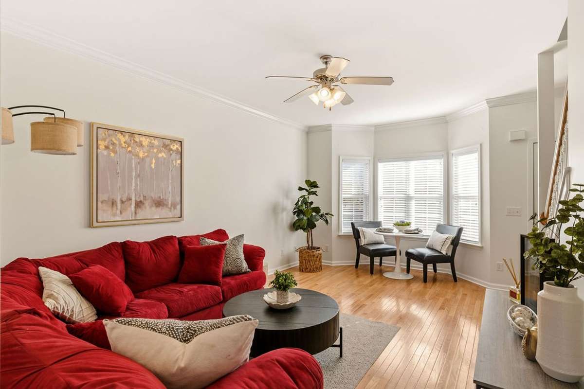 Lots of possibilities to arrange furniture to your needs.