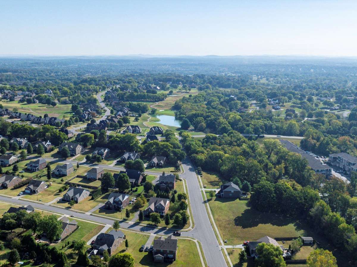The Forest of Lebanon is nestled beside Five Oaks Golf & Country Club.  If you are interested in golf, pool or tennis, these ammenities are located just down the road.  A seperate membership is required.  www.clubatfiveoaks.com
