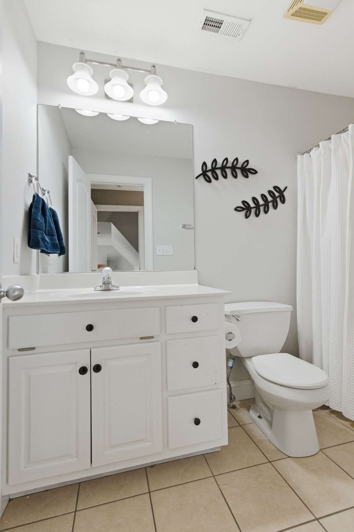 Upstairs full bath.