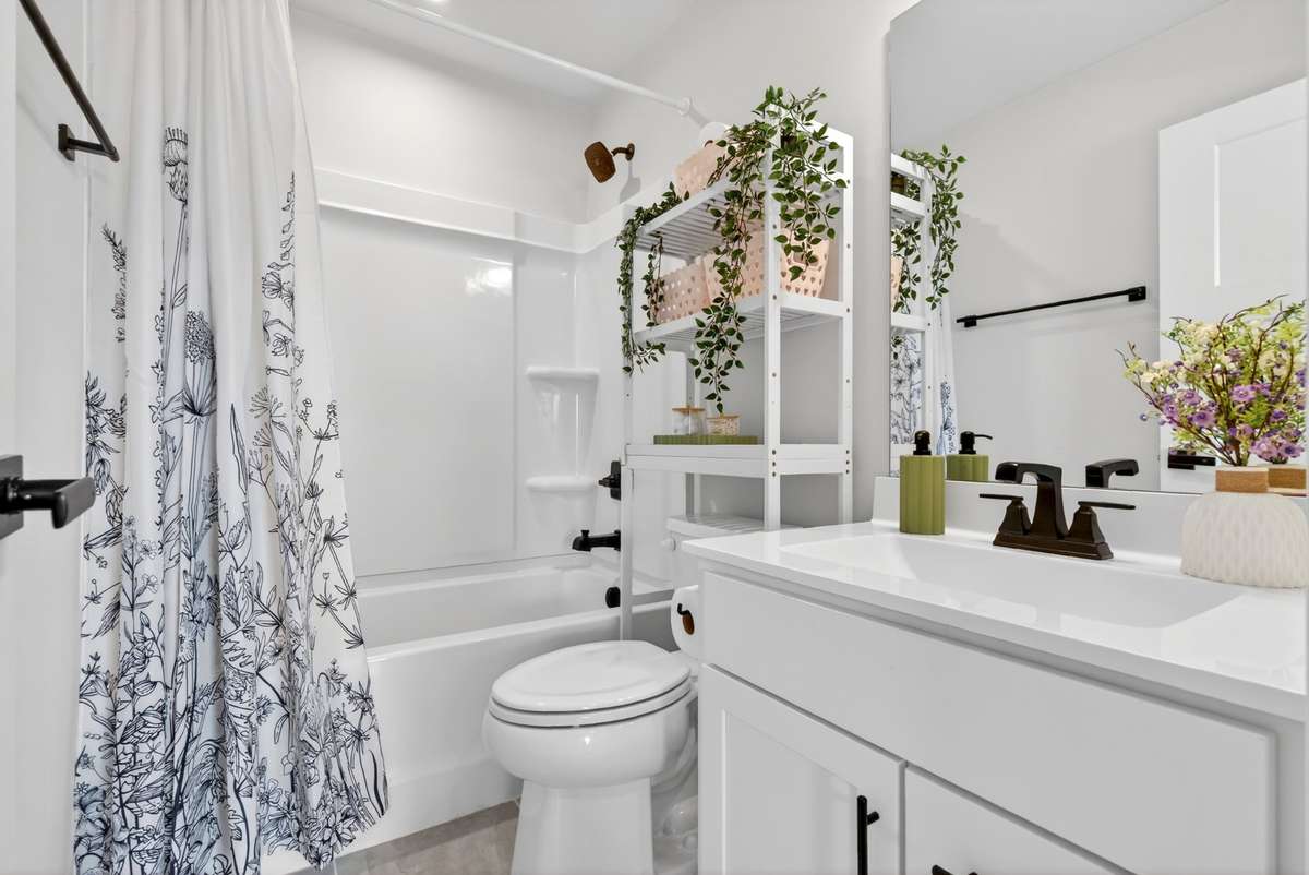 Upstairs Full Bathroom