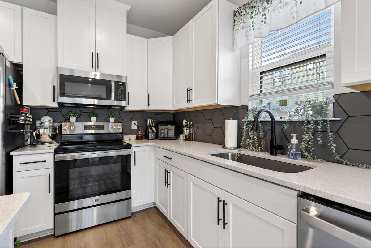 Kitchen w/ Beautiful Tile Backsplash