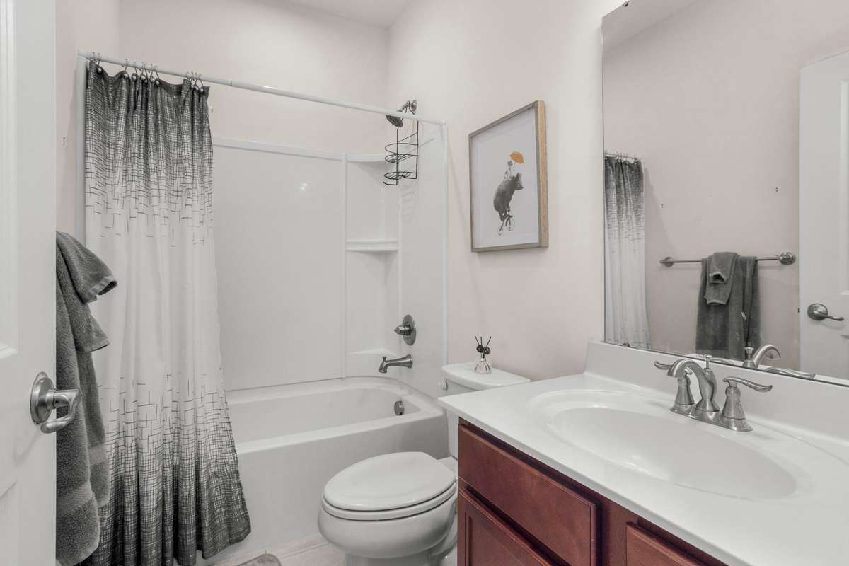 Guest full bathroom.
