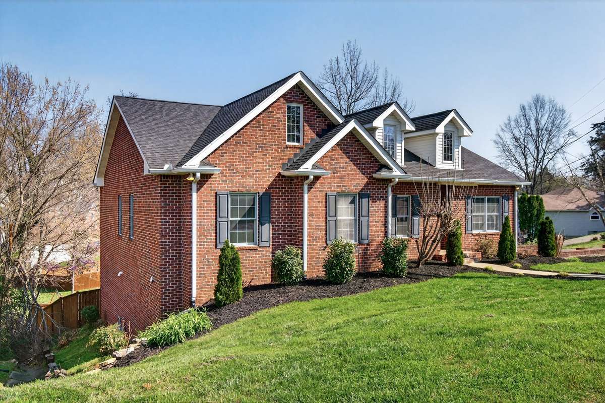 Well-manicured lawn & landscaping