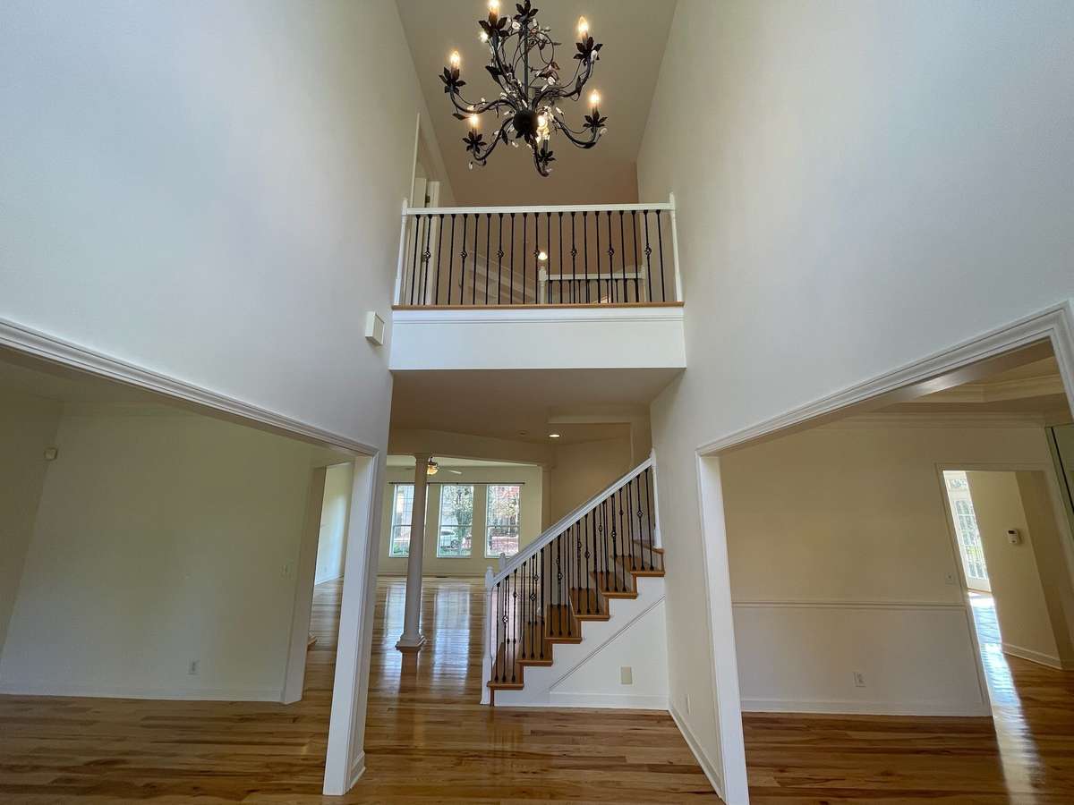 2 Story Foyer with Upstairs Balcony