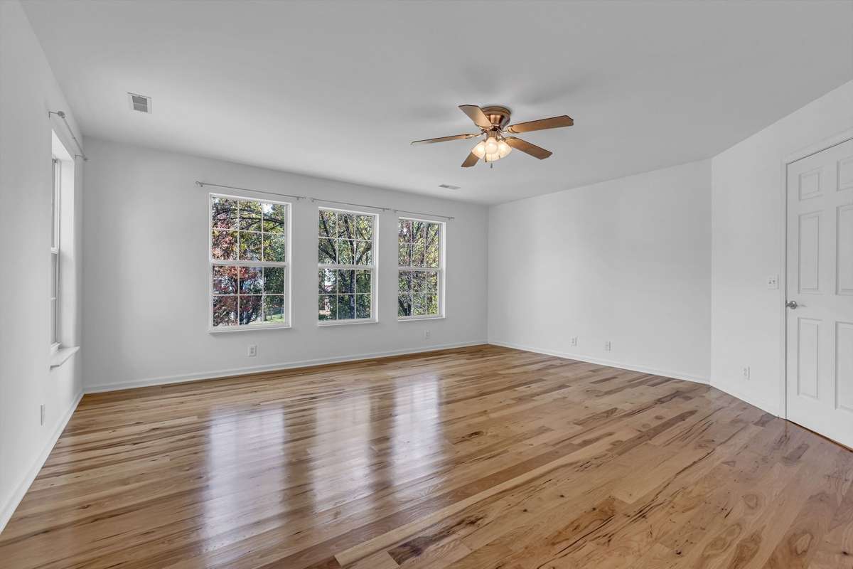 18’x18’ Bonus Room (can easily be converted to 5th bedroom)