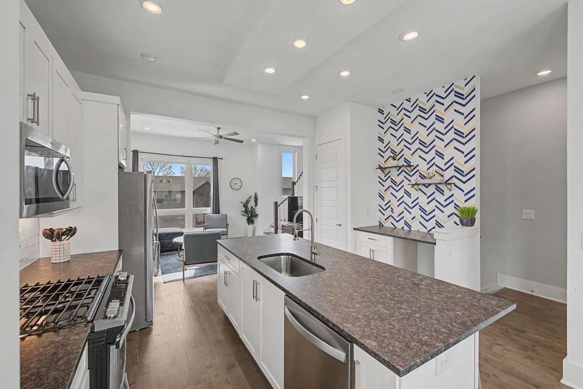 Kitchen (Alternate View)