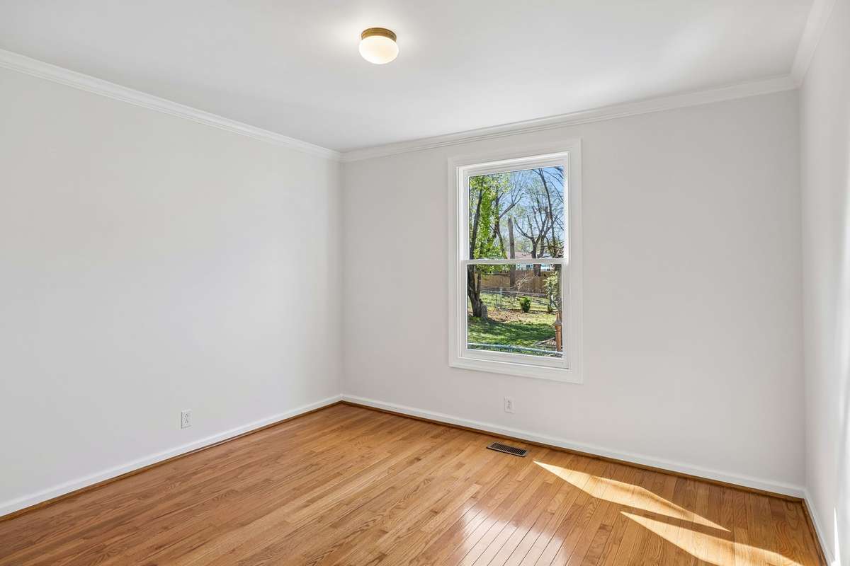 13' 5" X 10'10" Bedroom