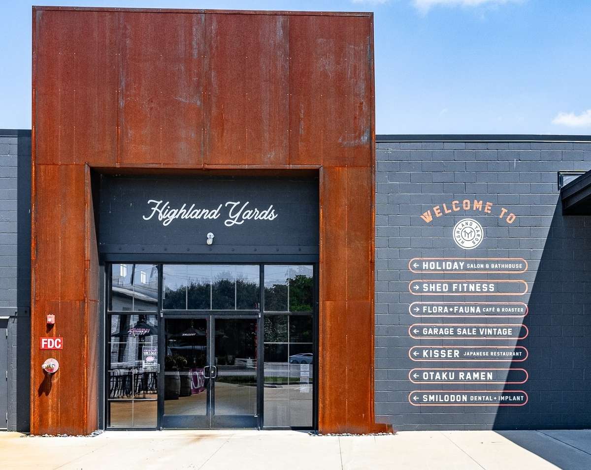Everyday conveniences like gyms, coffee shops, and grocery stores are just a few minutes away, making this location fun and practical!