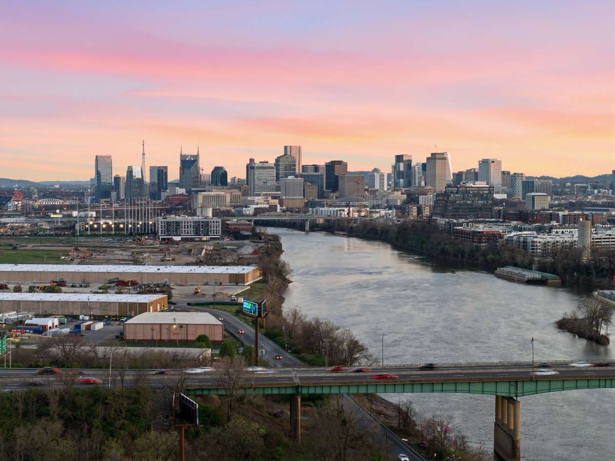 You're minutes away from Downtown Nashville and the new Titans Stadium, a very appealing feature for concert goers and sports fans looking for a weekend rental!