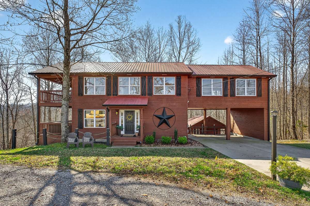 Welcome to your lake house! Sits on a cult-da-sac!