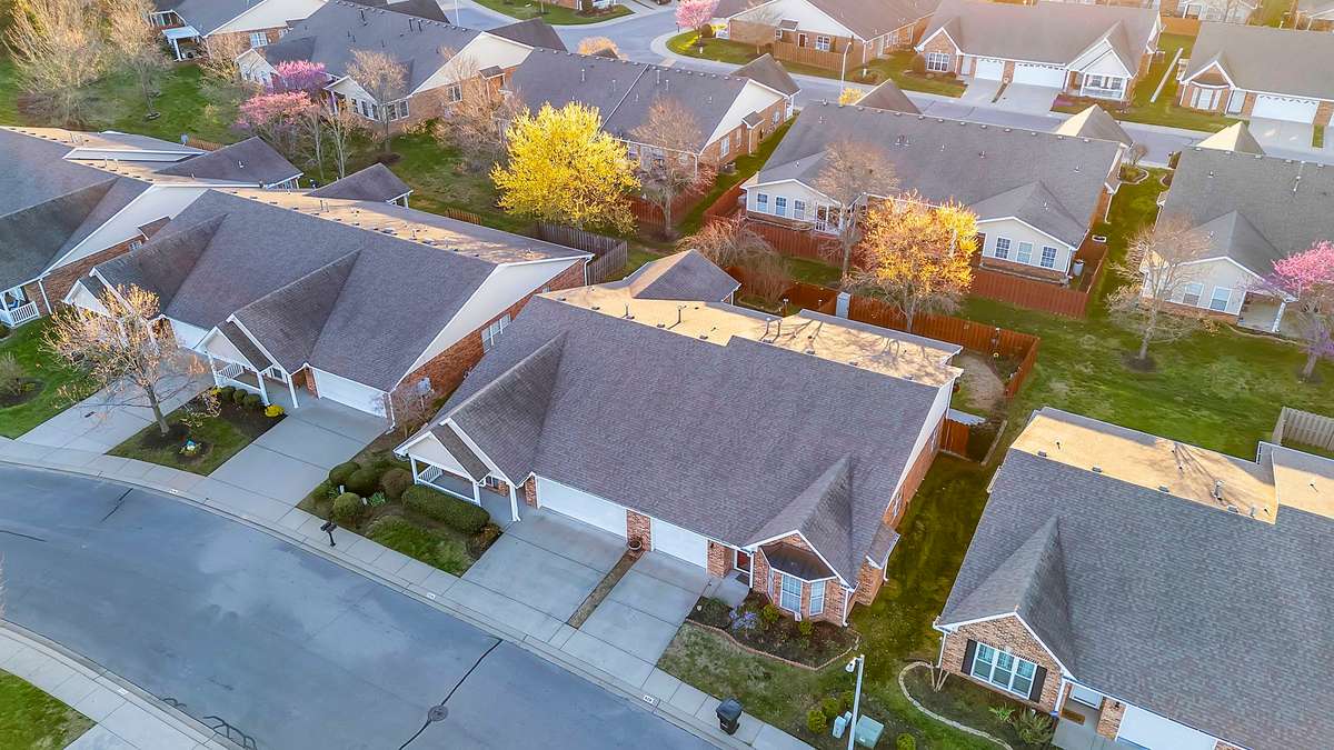 Peaceful community with sidewalks and streetlights! 646 Forest Glen Circle, Murfreesboro, TN 37128