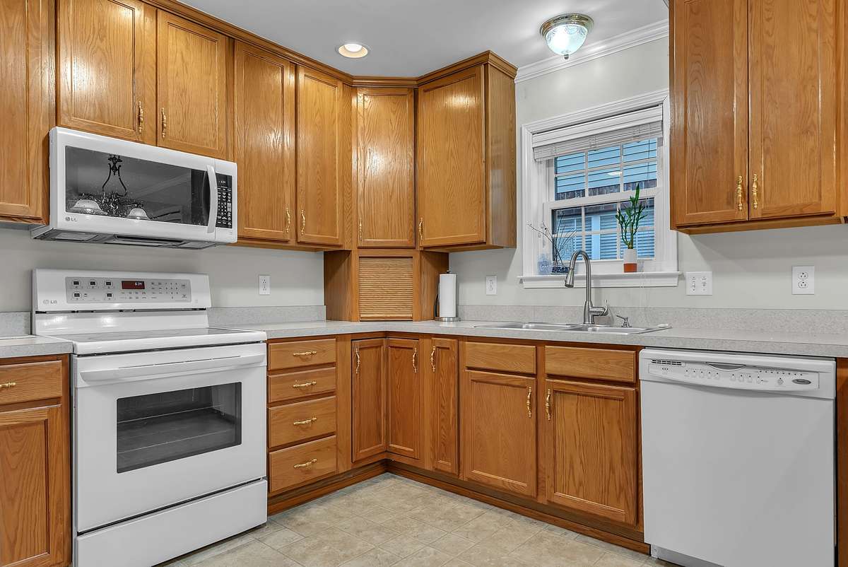 Kitchen has tile flooring, a roomy pantry, and comes equipped with all appliances! 646 Forest Glen Circle, Murfreesboro, TN 37128