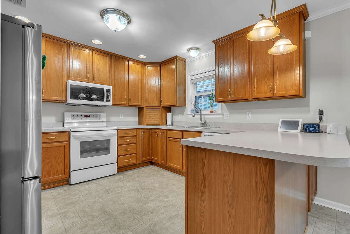 Lots of light shine over your workspaces and there is a bar area for stools! 646 Forest Glen Circle, Murfreesboro, TN 37128