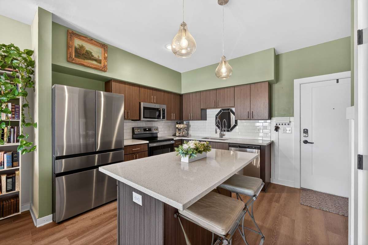Kitchen with Breakfast Bar