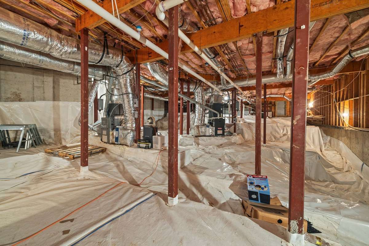 Massive "Crawl Space" that could easily be turned into a wine cellar, media/golf simulator room, safe room etc.