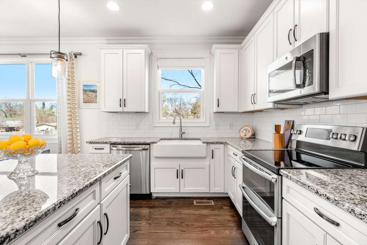This kitchen is perfect for holiday meals! Double oven is a great upgrade ❤️