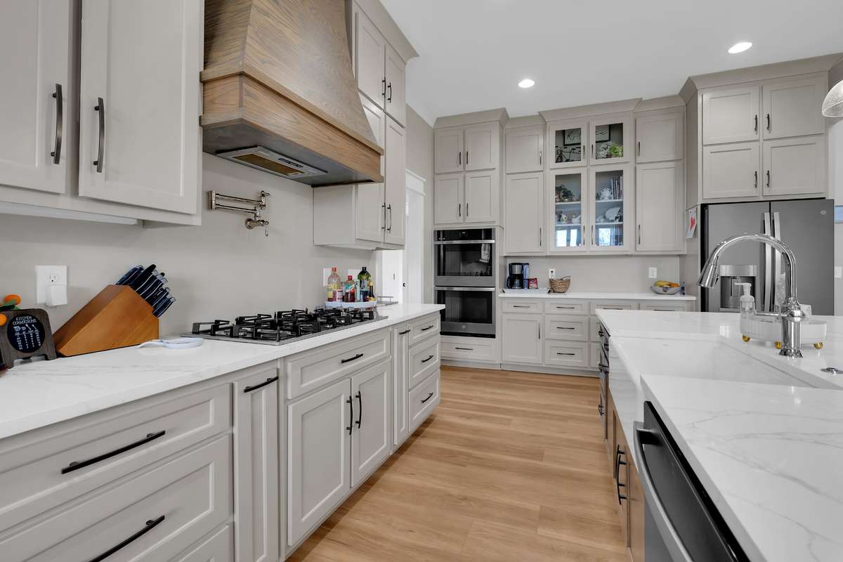 Absolutely love this beautiful kitchen and layout