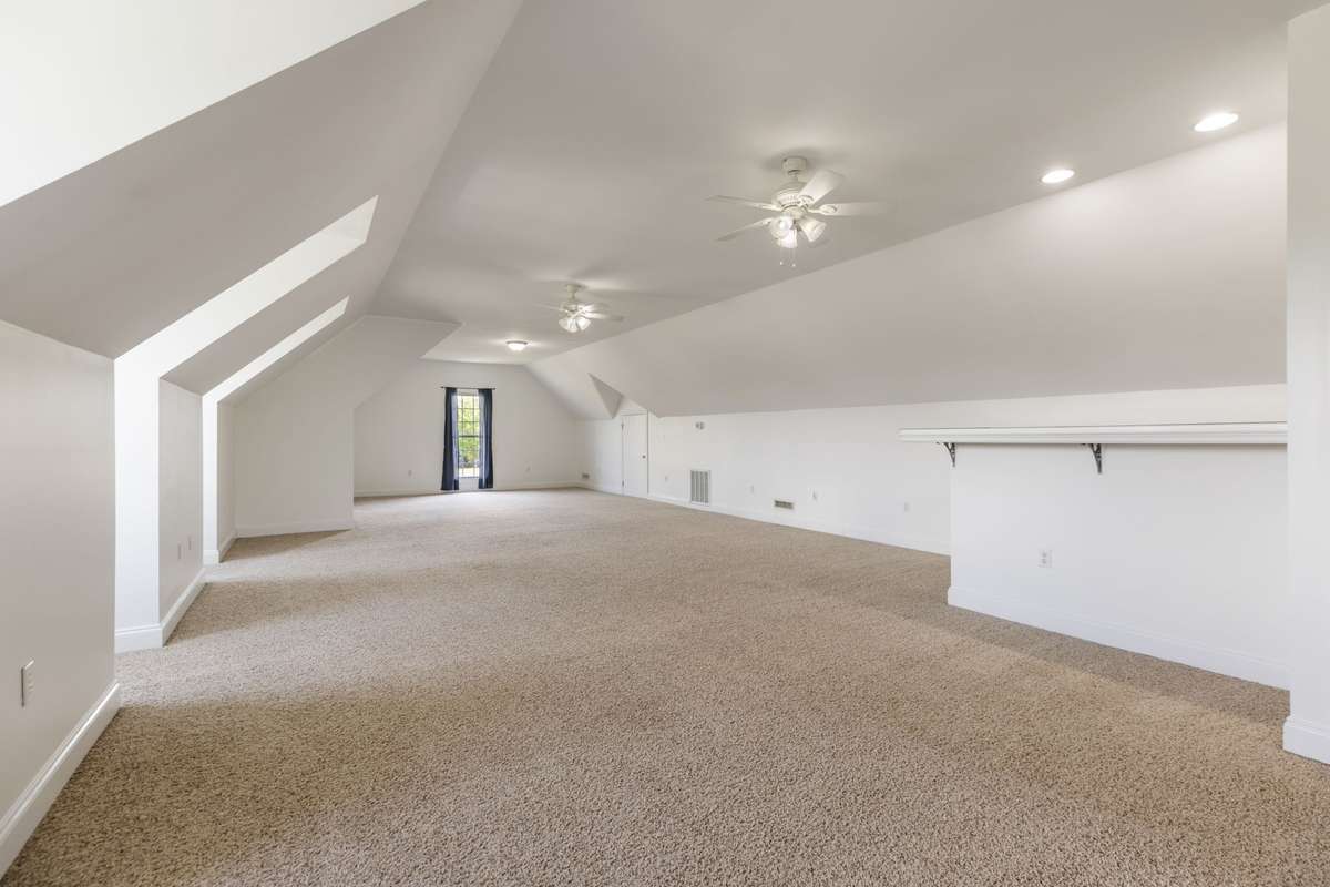 Huge Bonus Room with Wet bar