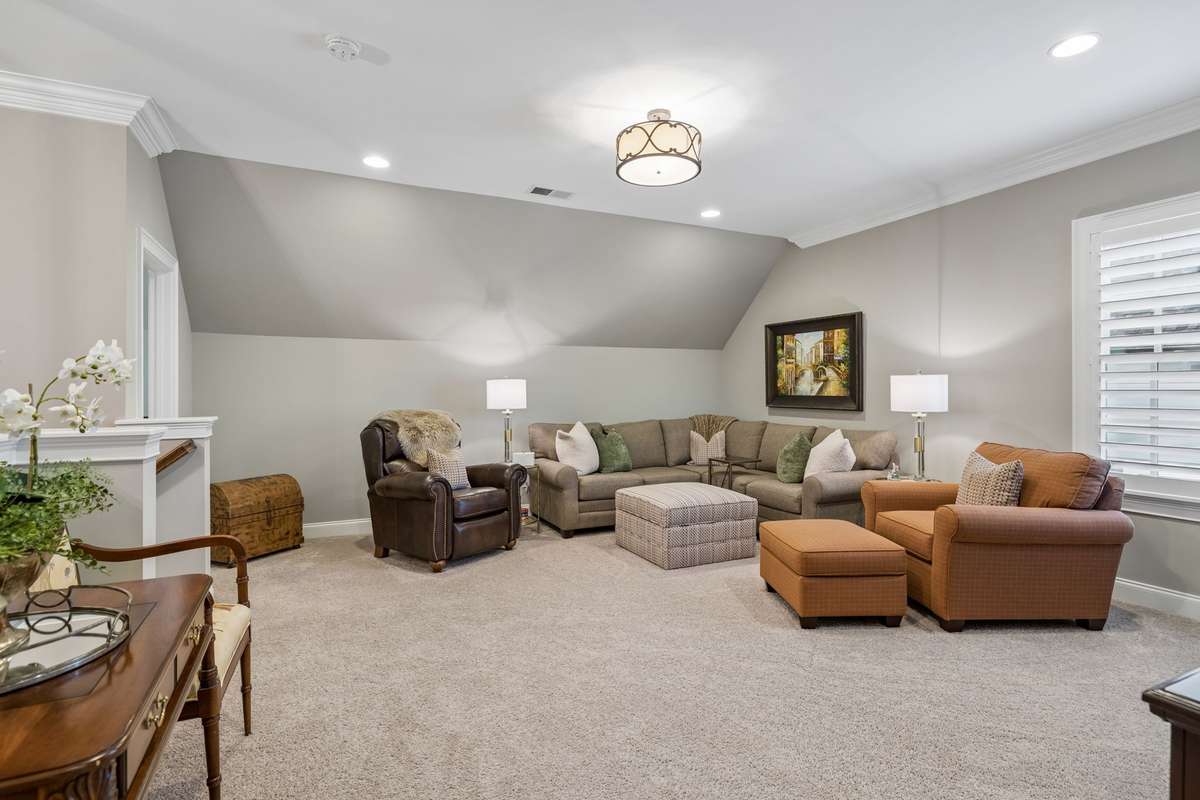Large bonus room upstairs.