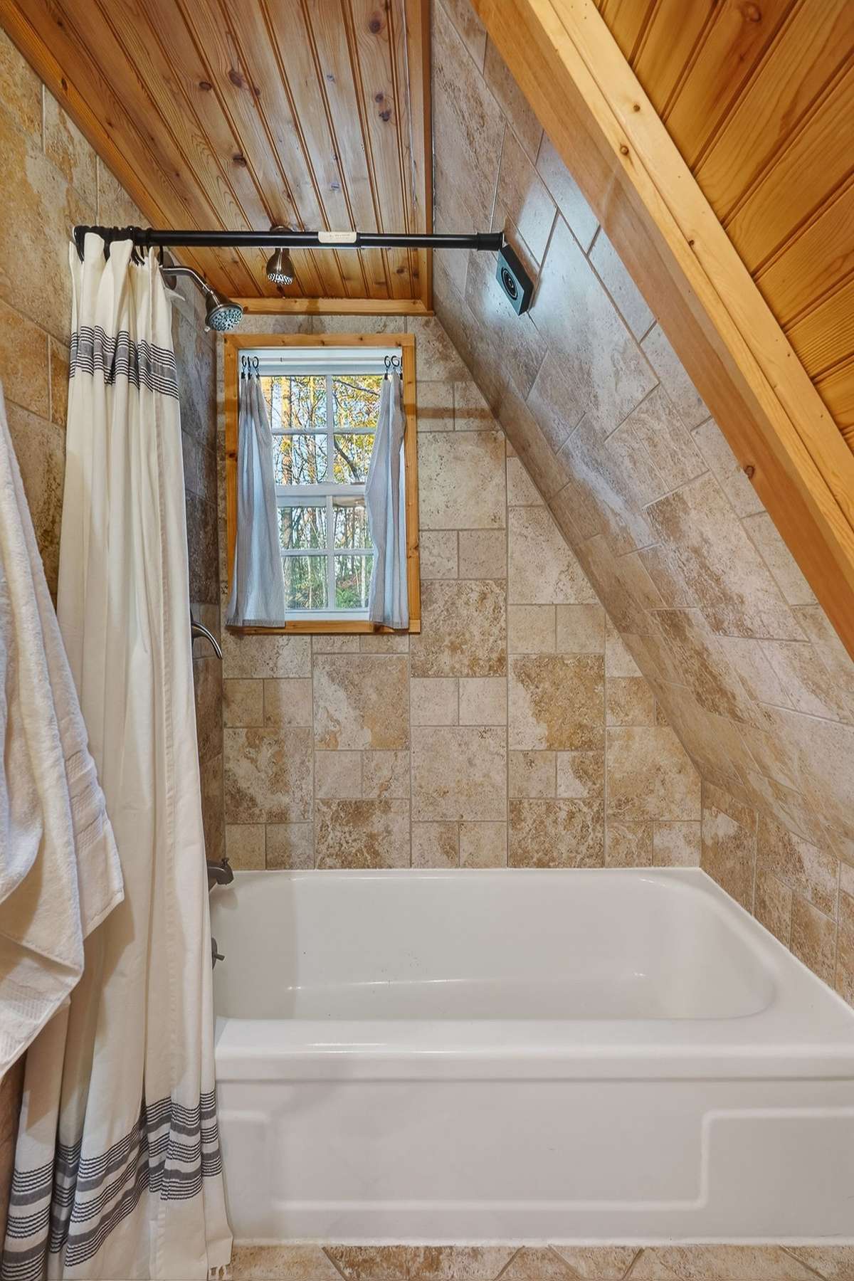 Main level shower/tub combo