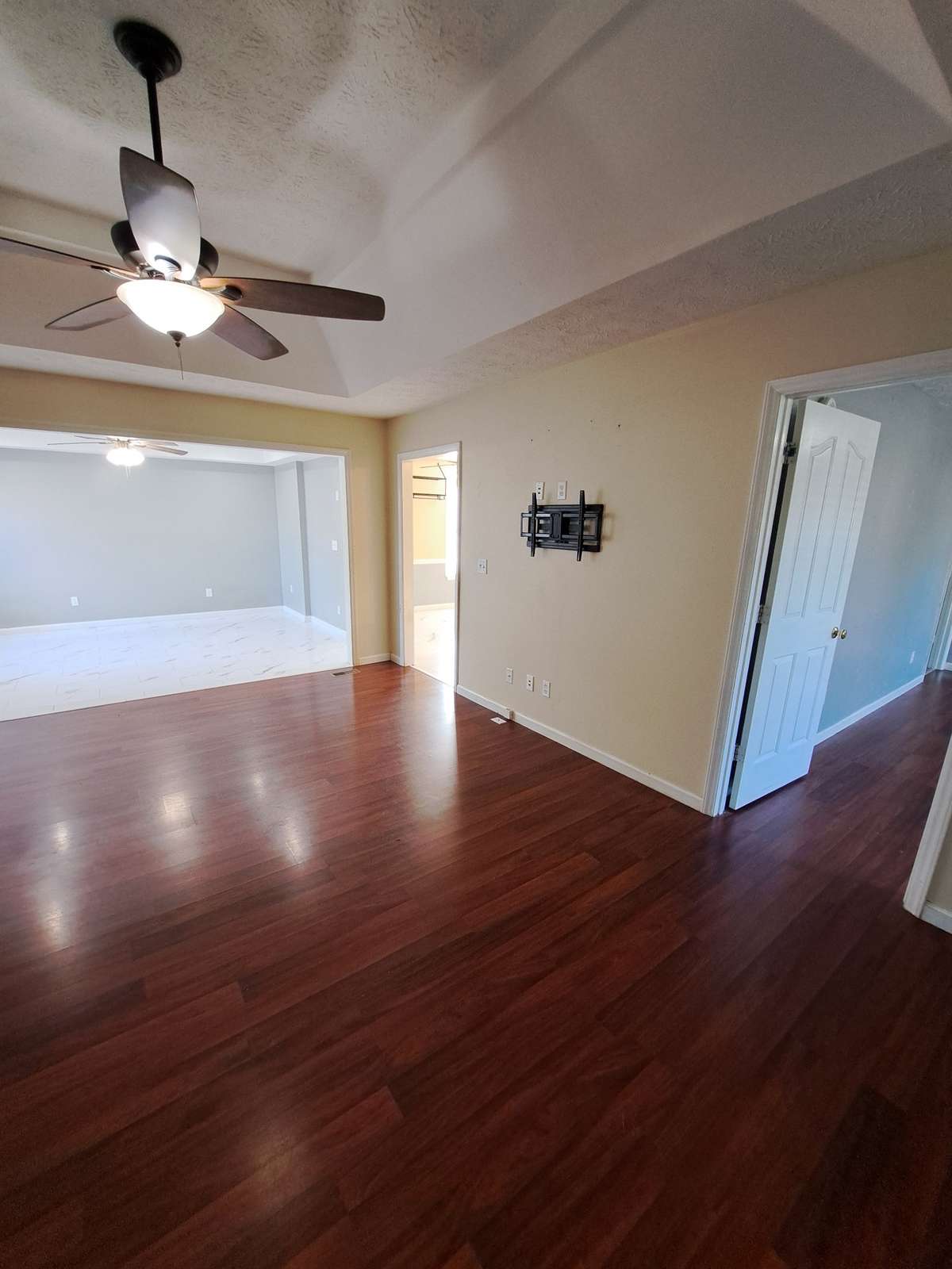 Nice ceiling fans throughout home! Looking into the primary bedroom and kitchen.
