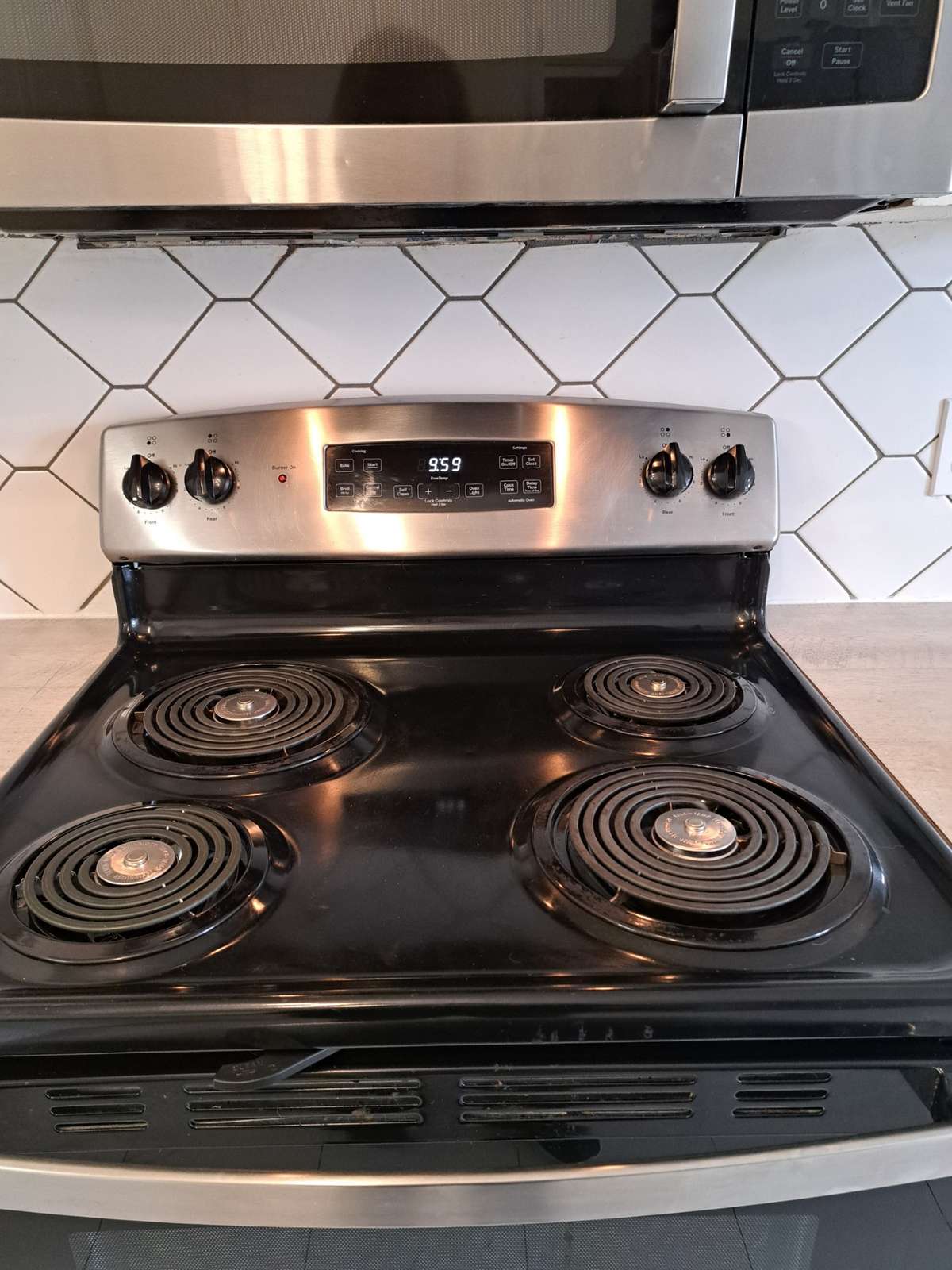 This is a GE Sensi-Temp burner system. Automatically cuts off if a pot is on the burner too long.