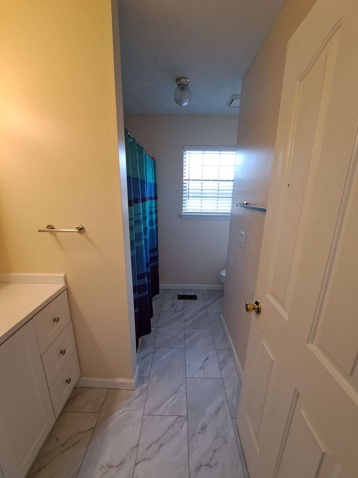Guest Bath between the two secondary bedrooms