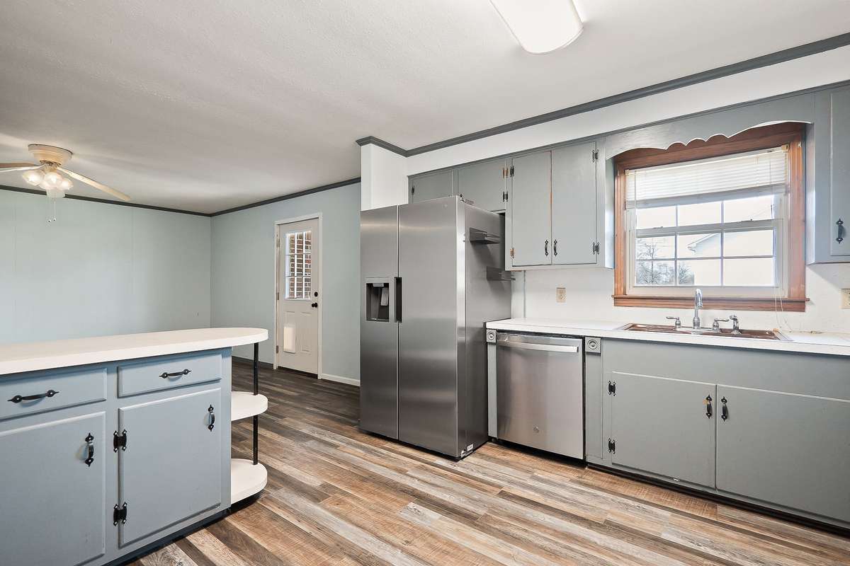 New stainless dishwasher. Refrigerator stays