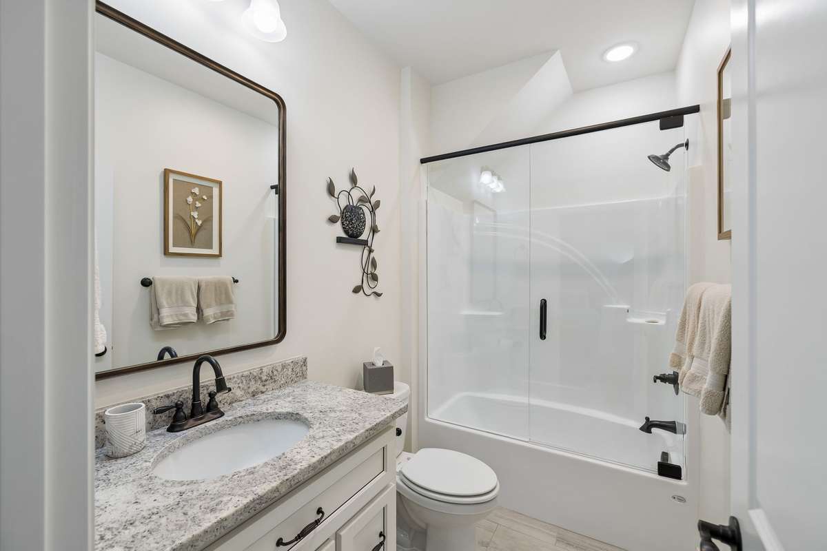 Upstairs en suite bath