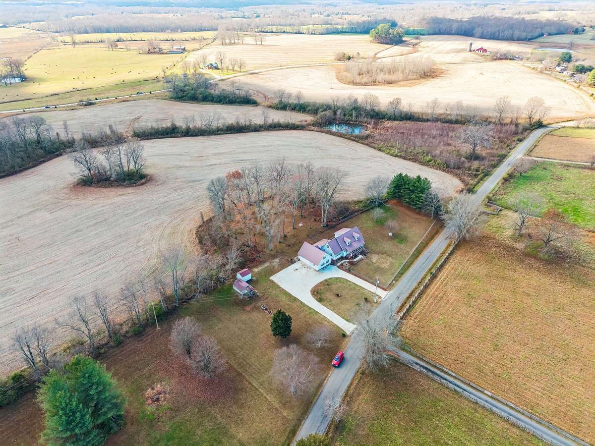 Can see the large concrete circle drive. Great for RVs and boats.