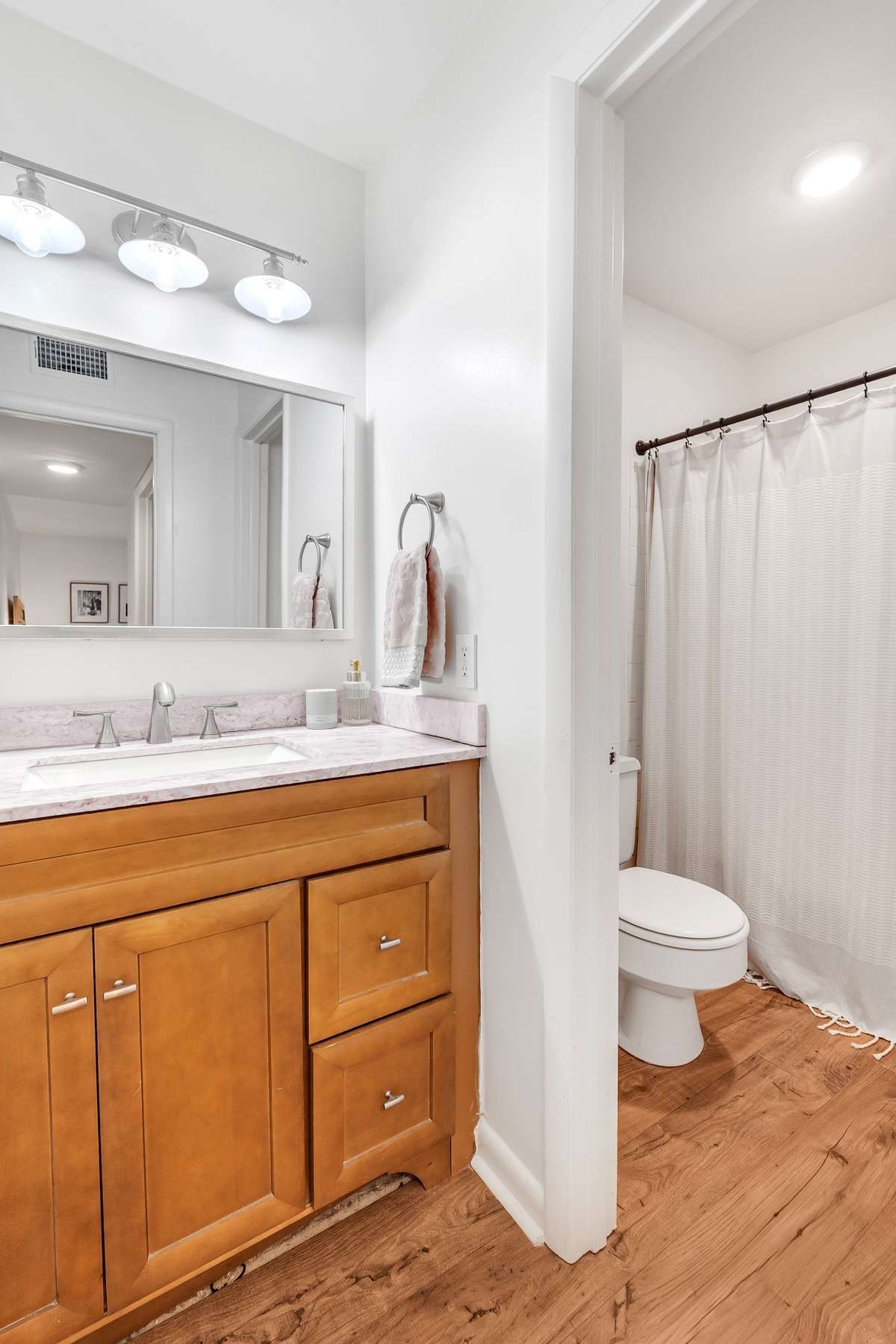 Primary en-suite bath.