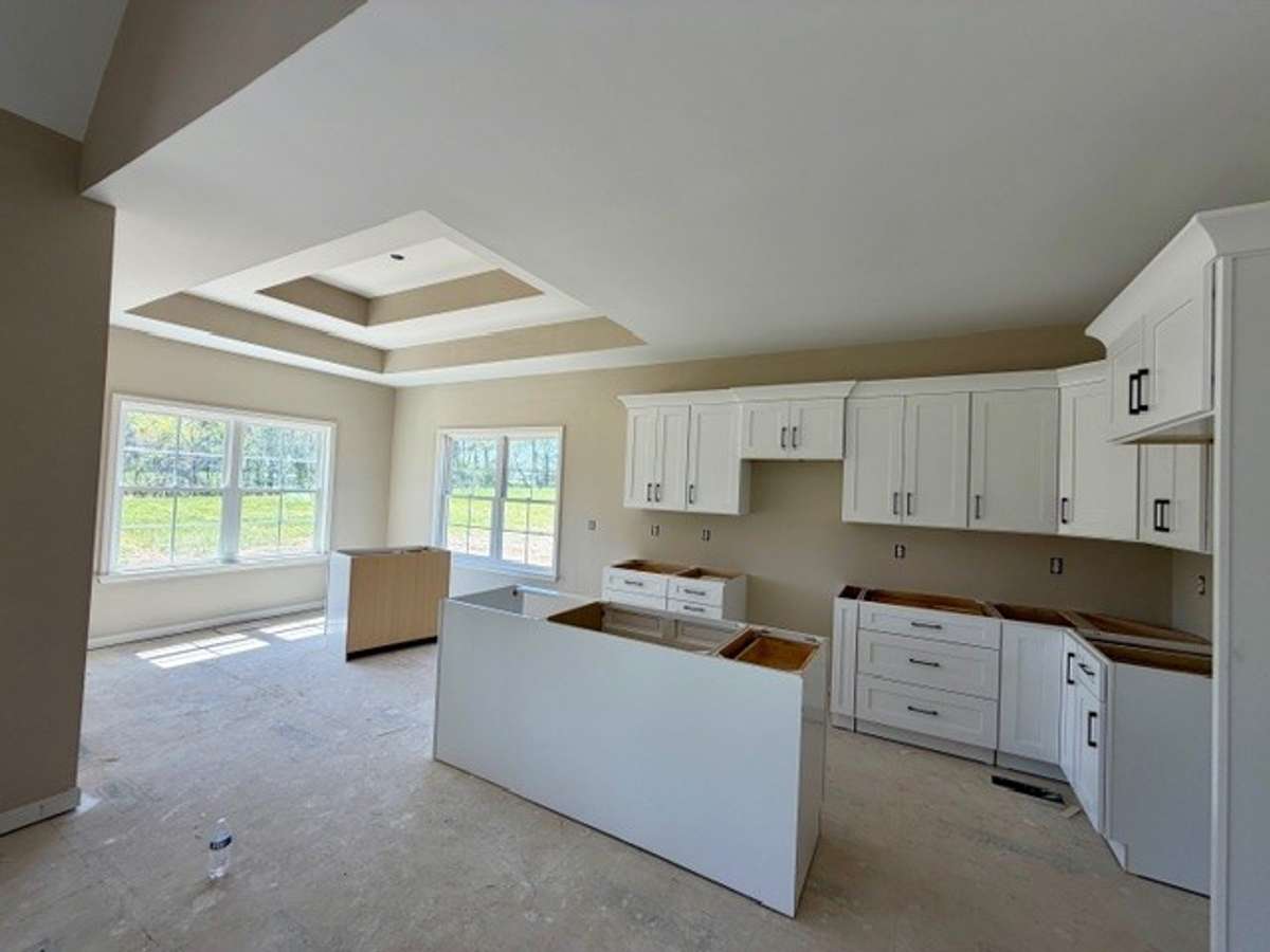 Tons of cabinets, Lg eating area with double tray ceiling