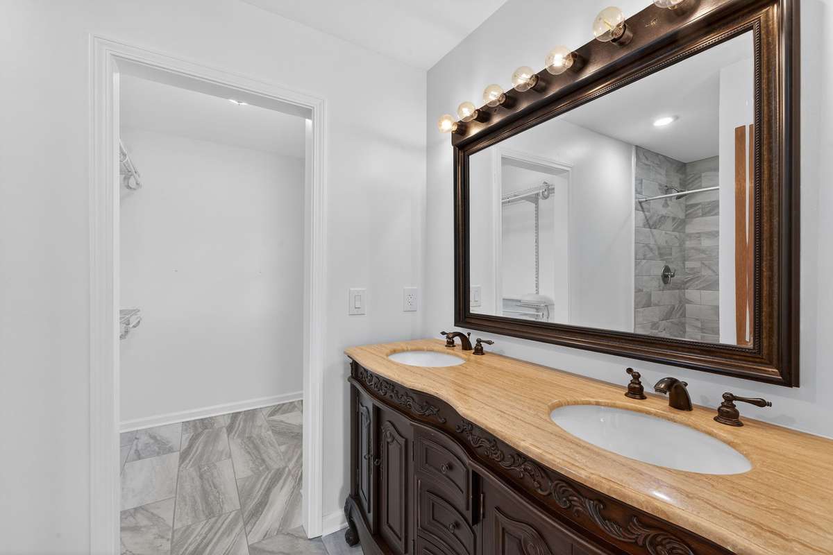 Master bathroom & walk-in closet