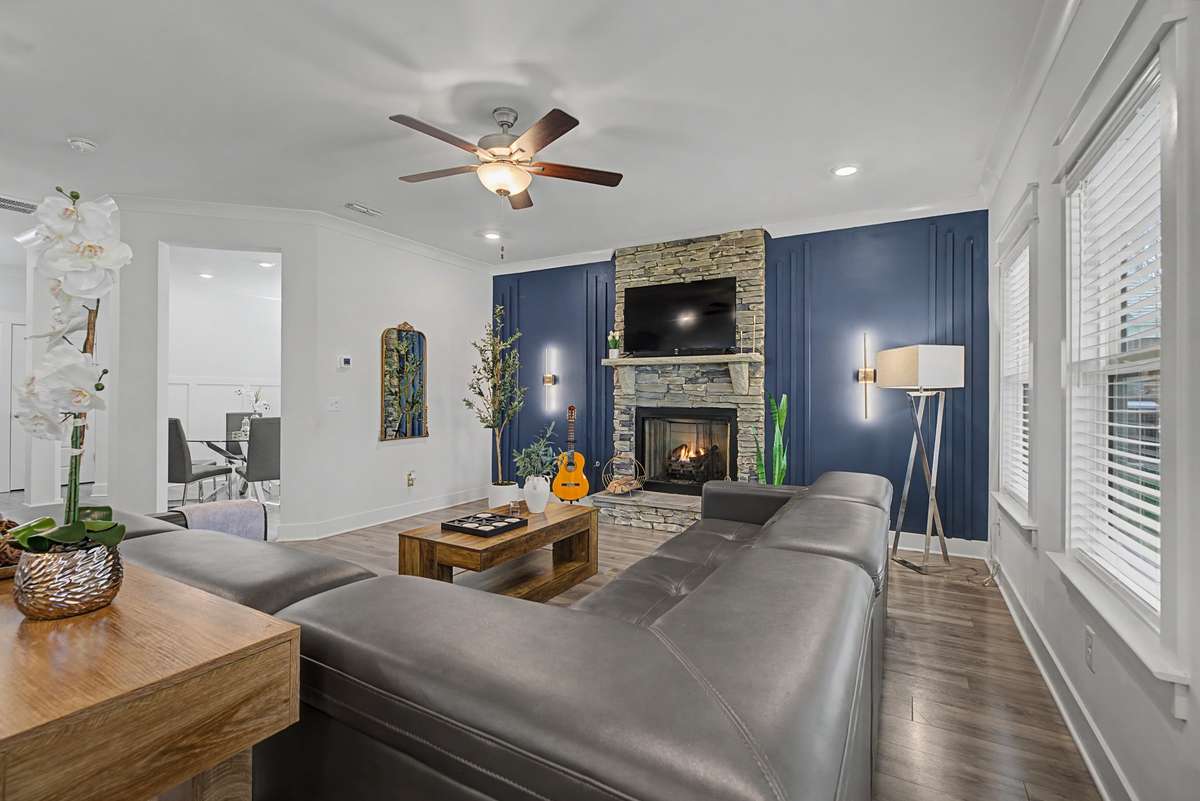 Lots of natural lights in the living room! Like buying a model home!