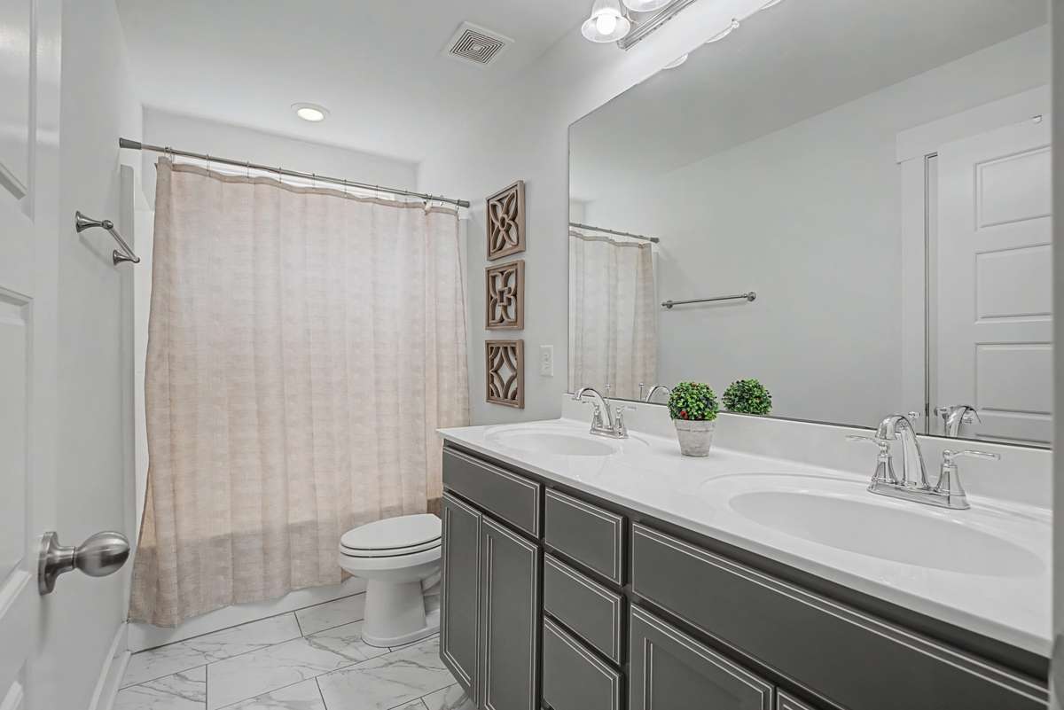 Full bath in the hallway!