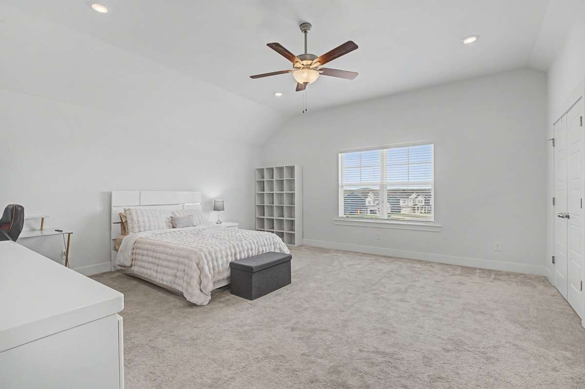 Huge 2nd bedroom or bonus room!